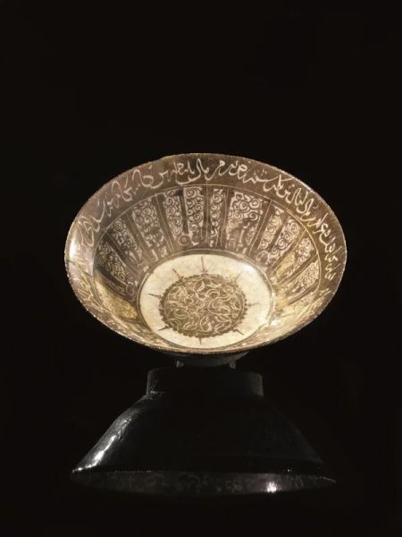  Coppetta Kashan o Nishapur Iran sec. XII,  in ceramica invetriata nei toni dell'oro, decorata con motivi floreali e gemotrici, diam cm 16,5,  restauri  