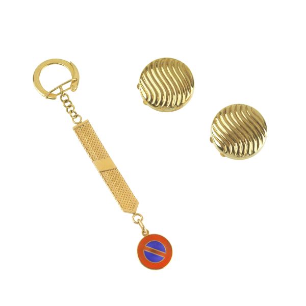 PAIR OF BUTTON COVERS AND A KEYCHAIN IN 18KT YELLOW GOLD