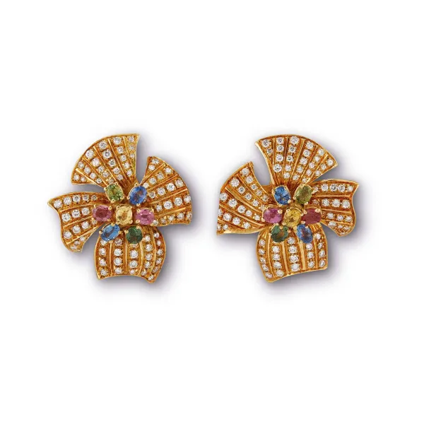 



PAIR OF FLOWER EARRINGS WITH SAPPHIRES AND DIAMONDS