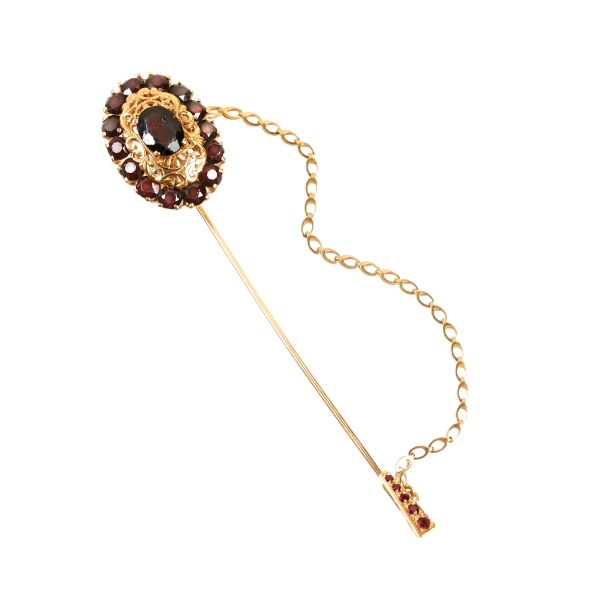 18KT YELLOW GOLD GARNET PIN