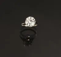  Diamante taglio brillante con montatura da anello in oro bianco             