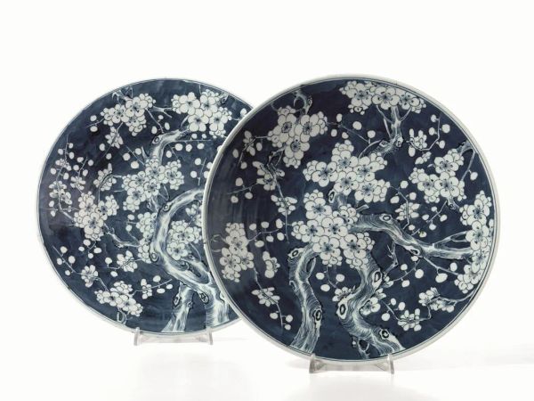  Coppia di piatti Cina periodo Guangxu (1875-1908),  in porcellana bianca e blu, decorati a rami di pesco, diam. cm 40,5 (2)