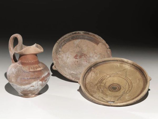  Oinochoe trilobata e due piatti etrusco corinzi 