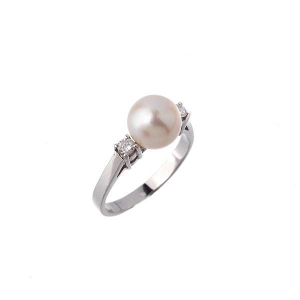 



PEARL AND DIAMOND RING IN 18KT WHITE GOLD