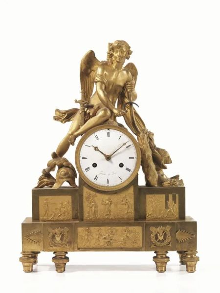  Orologio da tavolo, sec. XIX,  in bronzo dorato, cassa sormontata da Cupido alato, quadrante in smalto bianco con numeri romani, alt. cm 49