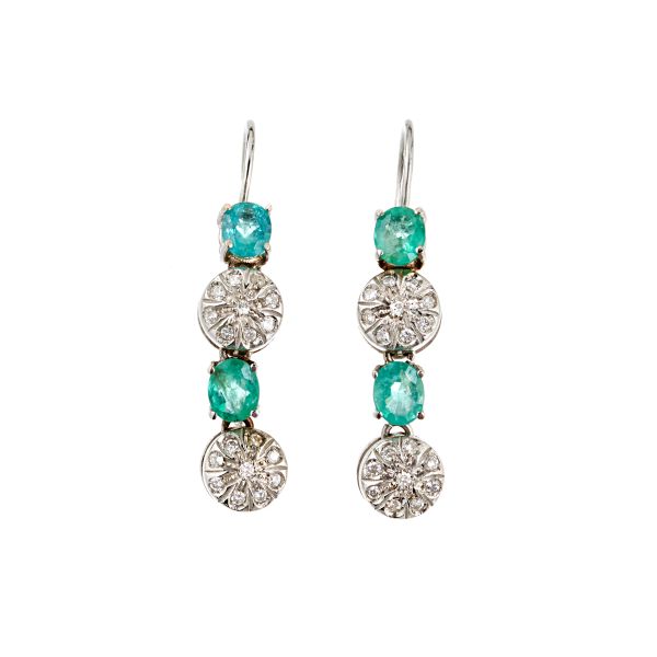 



EMERALD AND DIAMOND DROP EARRINGS IN 18KT WHITE GOLD