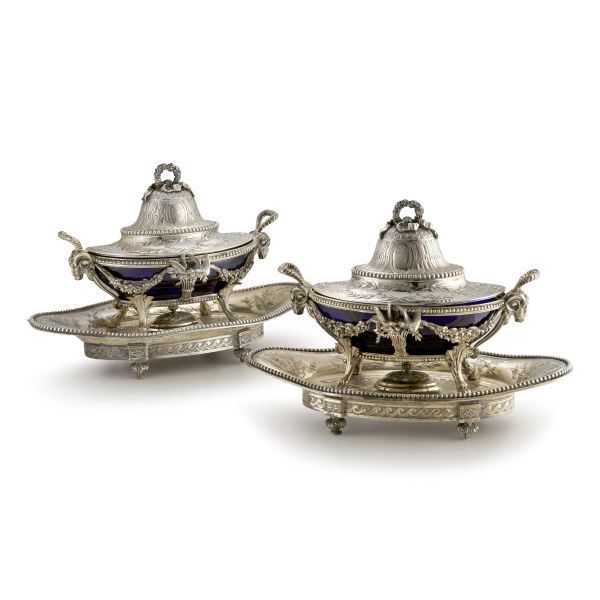 PAIR OF LARGE 950 SILVER SAUCE BOAT, PARIS, 19TH CENTURY, MARKS OF MASON ODIOT