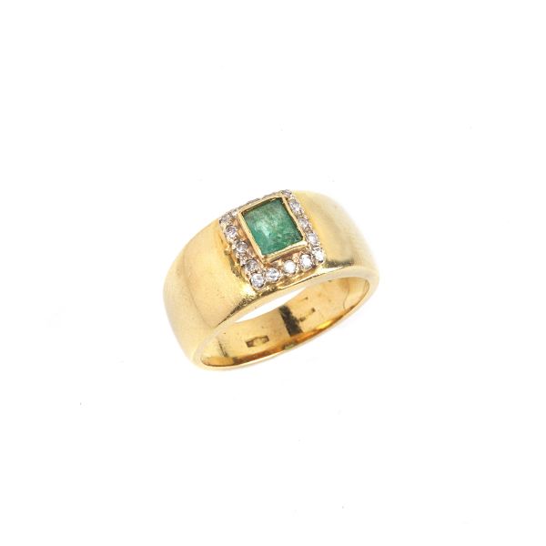 EMERALD AND DIAMOND BAND RING IN 18KT TWO TONE GOLD