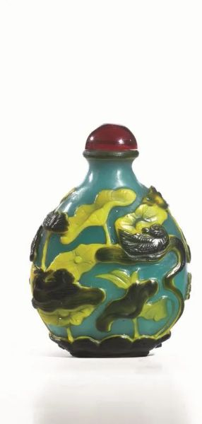 Snuff bottle, Cina sec.XX, in vetro incamiciato, a fondo turchese e decorata a rilievo a motivi floreali verdi, alt. cm 7