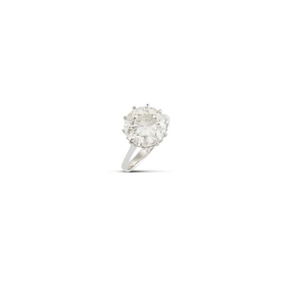 DIAMOND SOLITAIRE RING IN 18KT WHITE GOLD