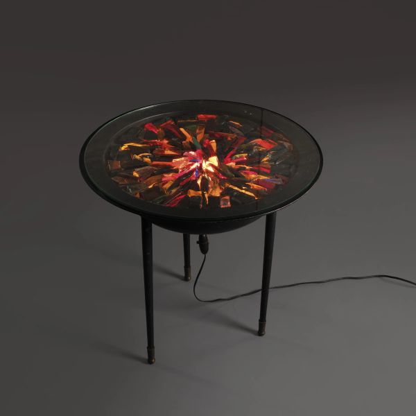 



LIGHTED LOW TABLE, METAL STRUCTURE, GLASS TOP 
