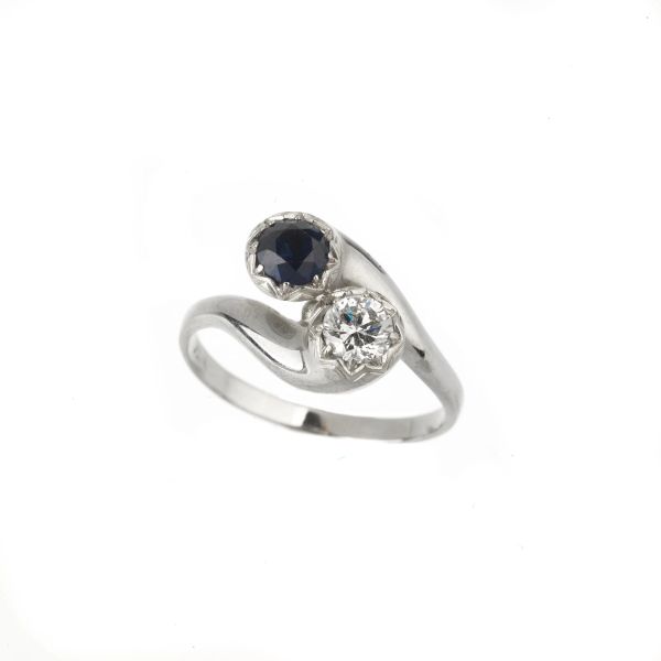 



&nbsp;SAPPHIRE AND DIAMOND CONTRARIE RING IN 18KT WHITE GOLD