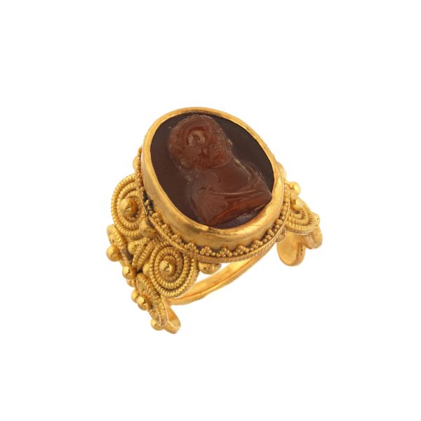BIG ARCHAEOLOGICAL RING IN 14KT GOLD