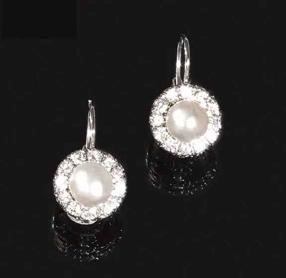Paio di orecchini a monachella in oro bianco, perle e diamanti