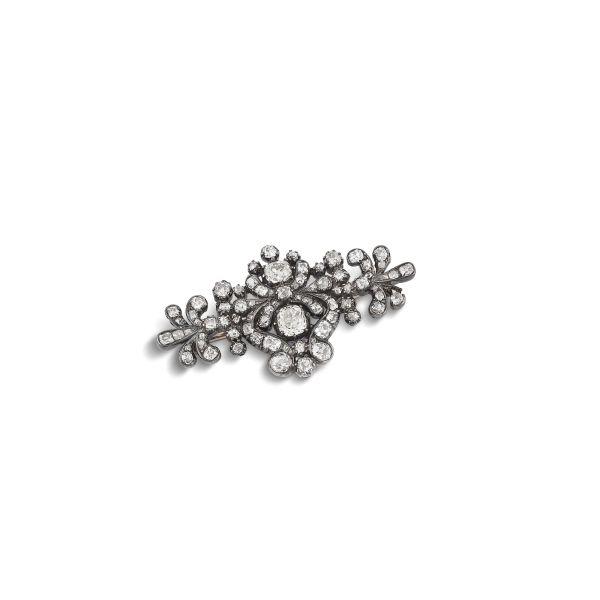 CLUSTER DIAMOND BROOCH IN SILVER AND GOLD