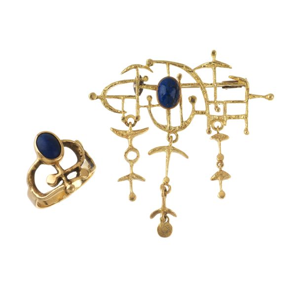 GEOMETRIC-SHAPED BROOCH AND RING IN 18KT YELLOW GOLD