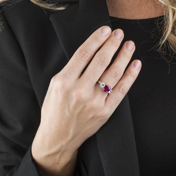 ANELLO CON RUBINO BIRMANO E DIAMANTI
