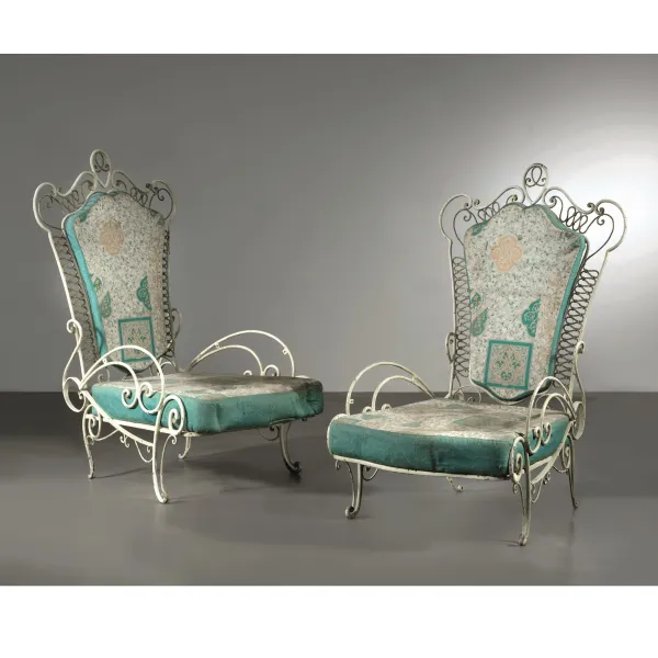 



A COUPLE OF ARMCHAIRS, WHITE LACQUERED METAL STRUCTURE, FABRIC UPHOLSTERED CUSHIONS