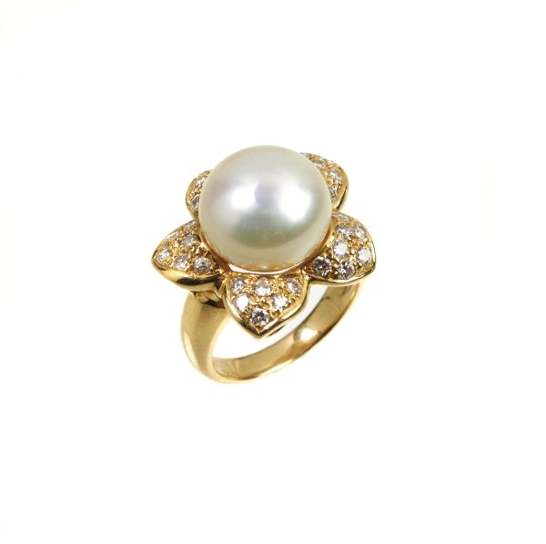 



DIAMOND AND PEARL RING IN 18KT YELLOW GOLD