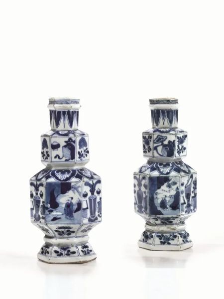 Coppia di vasi, Cina fine dinastia Qing, di forma esagonale in porcellana bianca e blu, decorate con figure, oggetti e fiori alt. cm 21.8