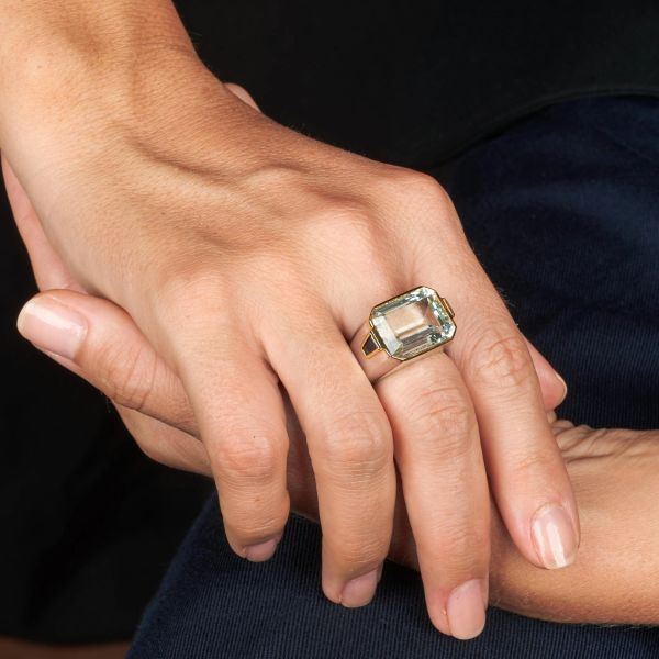 ANELLO CON ACQUAMARINA E ZAFFIRI