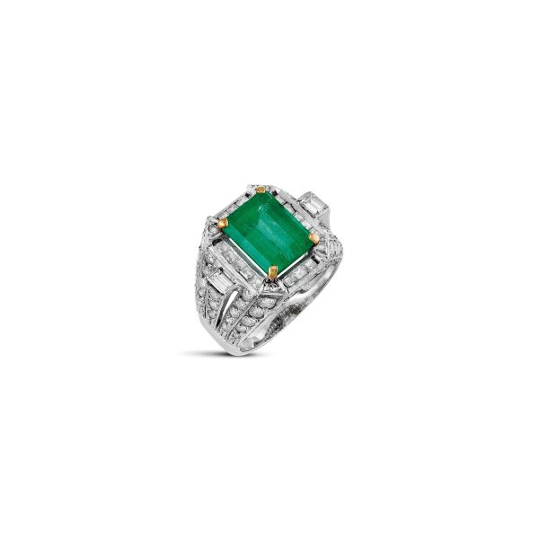 



EMERALD AND DIAMOND RING IN 18KT WHITE GOLD