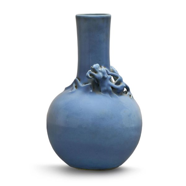 



A CLAIR-DE-LUNE-GLAZED PORCELAIN VASE, CHINA, QING DYNASTY, 19-20TH CENTURY 