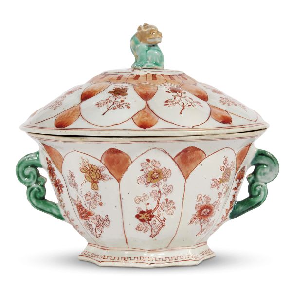 A SMALL SOUP TUREEN WITH LID, CHINA, QING DYNASTY, YONGZHENG PERIOD, 1723-1735