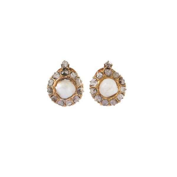 



PAIR OF PEARL AND DIAMOND EARRINGS