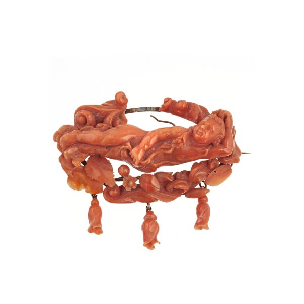 



CORAL BROOCH IN 9 KT YELLOW GOLD