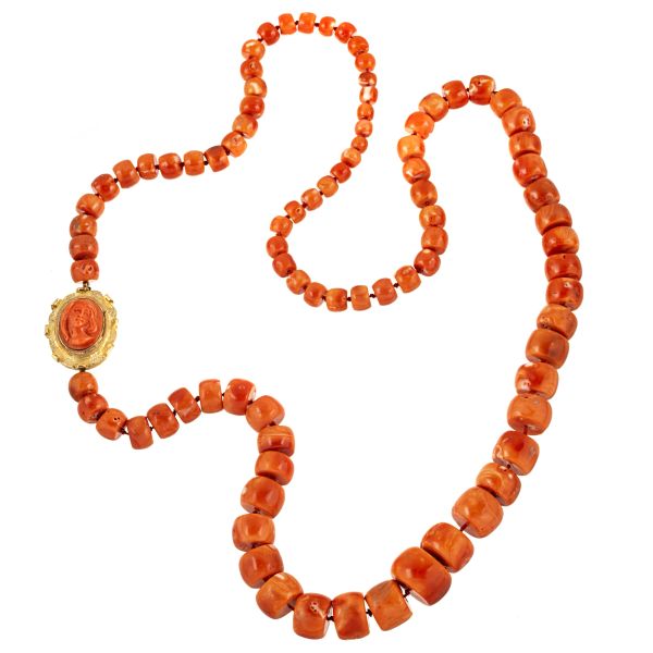 



NECKLACE WITH CORAL