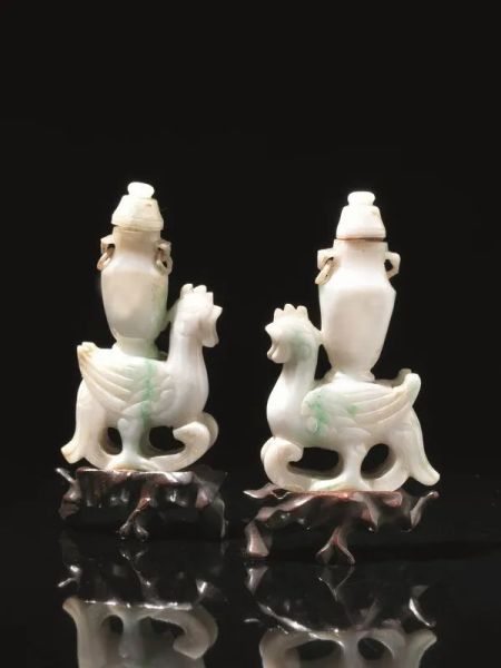 Coppia di sculturine Cina, sec. XX , in giadeite raffiguranti due animali sormontati da un vaso