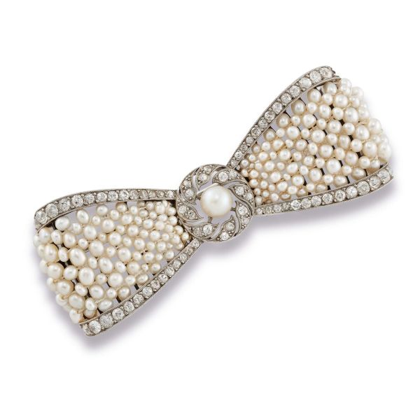 Cartier - 



CARTIER PEARL AND DIAMOND RIBBON-SHAPED BROOCH IN PLATINUM