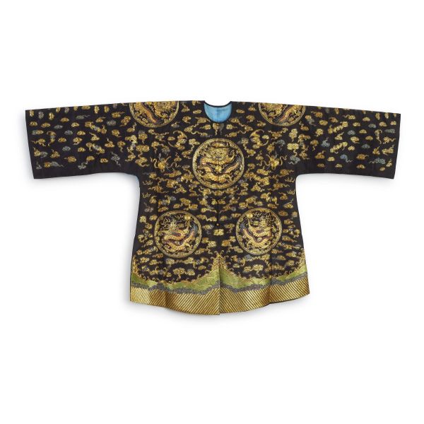 



AN IMPERIAL-STYLE DRAGON ROBE, CHINA, 19TH CENTURY 