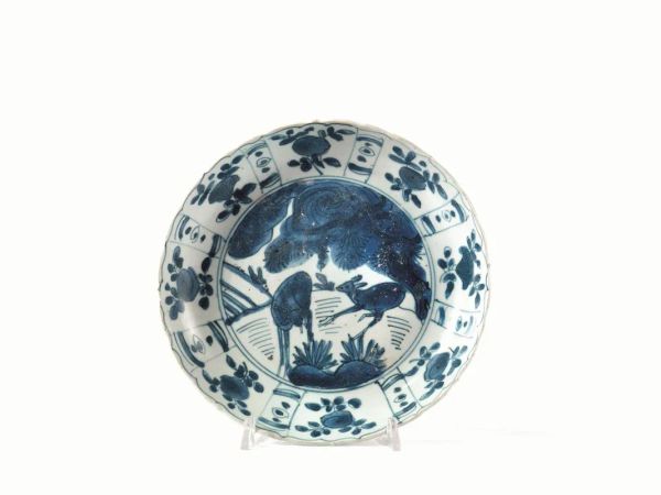  Piccolo piatto, Cina, della dinastia Ming Periodo Wan Li (1573-1620),  in porcellana bianca e blu, il centro decorato con piccolo cervo sotto un albero di pino, fatto per l&rsquo;esportazione, diam. cm 20