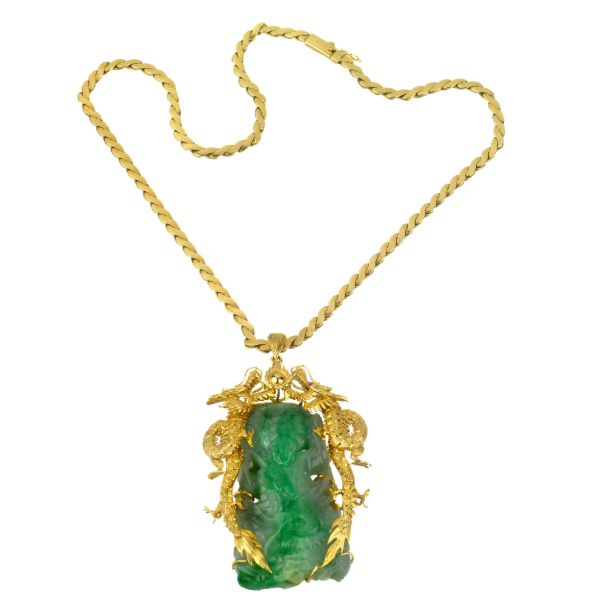 



NECKLACE WITH A BIG JADE PENDANT IN GOLD