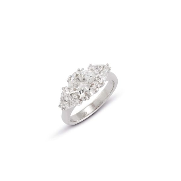 



DIAMOND THREE-STONE RING IN 18KT WHITE GOLD