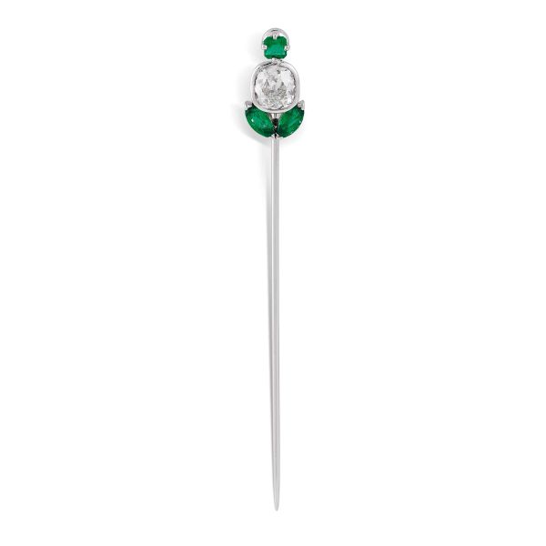 



DIAMOND AND EMERALD PIN IN 18KT WHITE GOLD