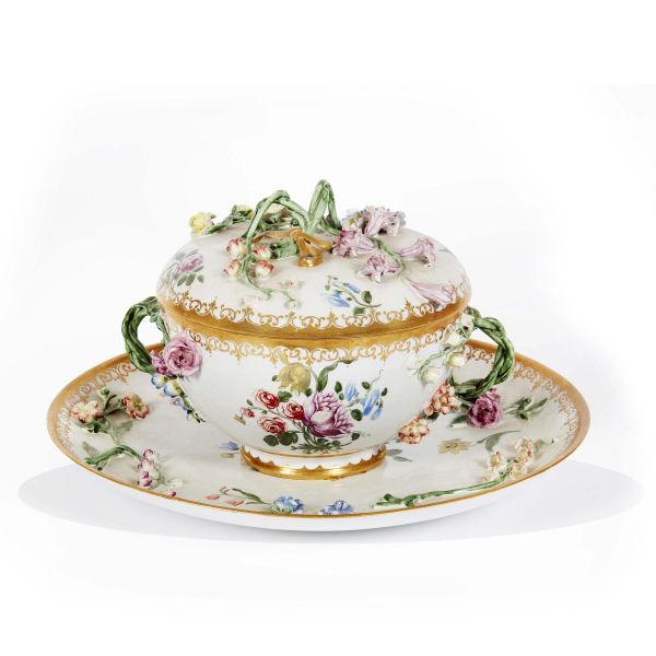 A GINORI SOUP CUP WITH LID AND PLATE, DOCCIA, CIRCA 1790