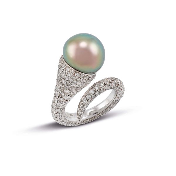 



PEARL AND DIAMOND RING IN 18KT WHITE GOLD