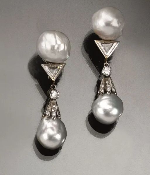  Paio di orecchini pendenti in oro bianco, perle barocche e diamanti         