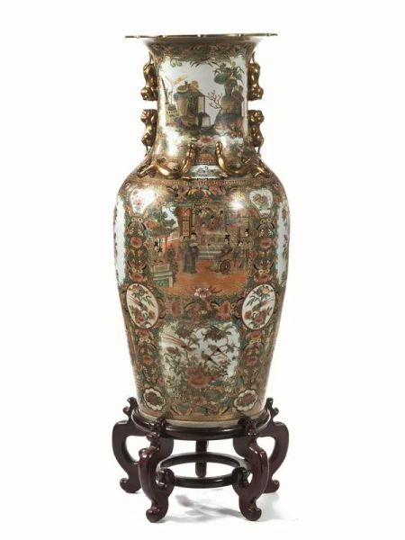  Grande vaso, Cina sec. XX , in porcellana Canton, reca marchio Qianlong