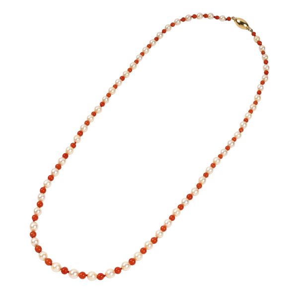 



COLLANA CON PERLE E CORALLO