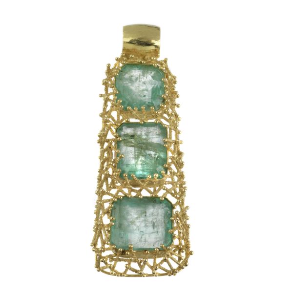 



LONG EMERALD PENDANT IN 18KT YELLOW GOLD