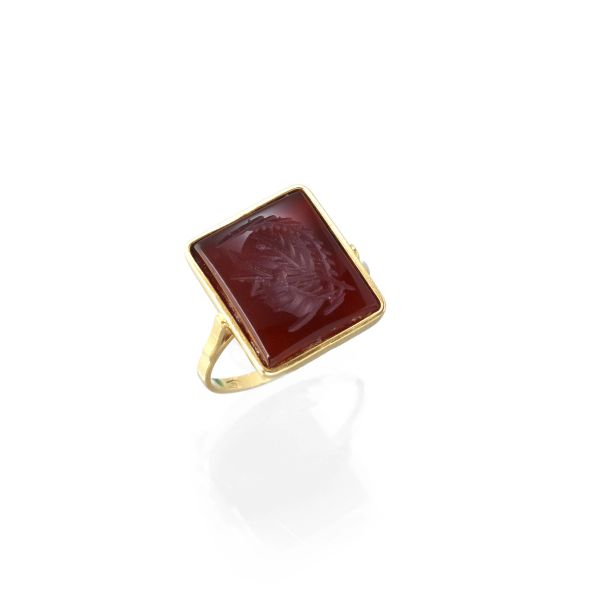CARNELIAN RING IN 18KT YELLOW GOLD