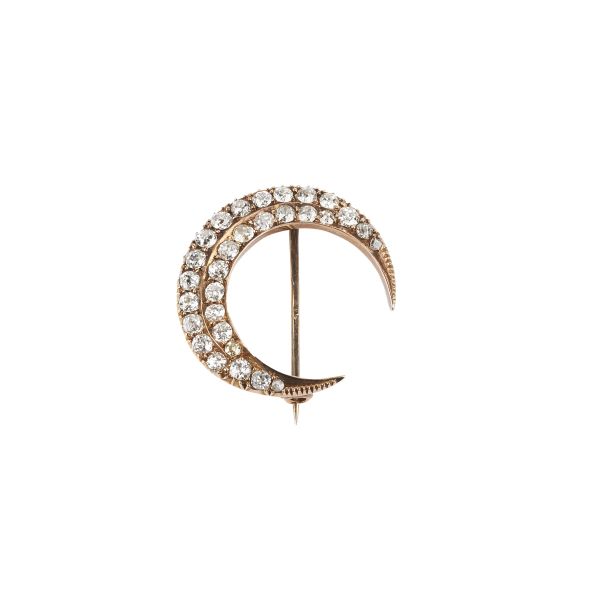 



DIAMOND HALF-MOON BROOCH IN 18KT ROSE GOLD