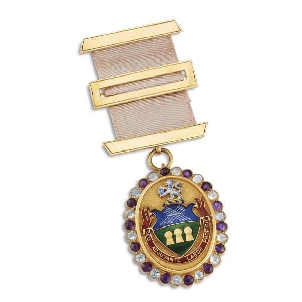 HEFFIELD'S COAT OF ARMS LAPEL PIN IN 18KT YELLOW GOLD