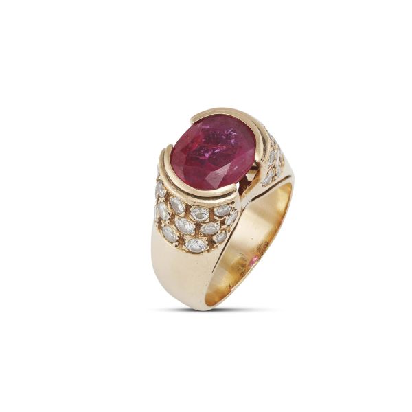BURMA RUBY AND DIAMOND RING IN 18KT YELLOW GOLD