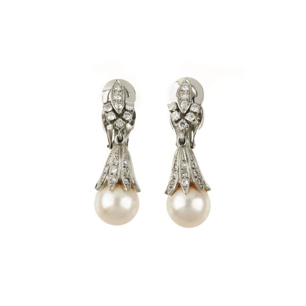 



PEARL AND DIAMOND DROP EARRINGS IN 18KT WHITE GOLD