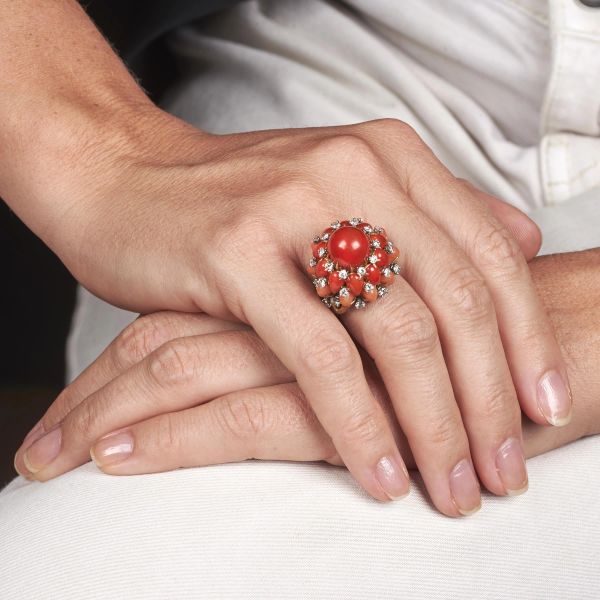 BULGARI ANELLO A CUPOLA CON CORALLI E DIAMANTI